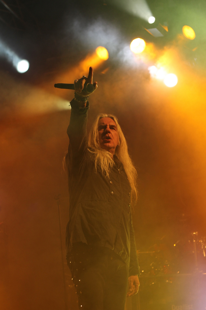 Biff Byford (Saxon) in buntem Licht