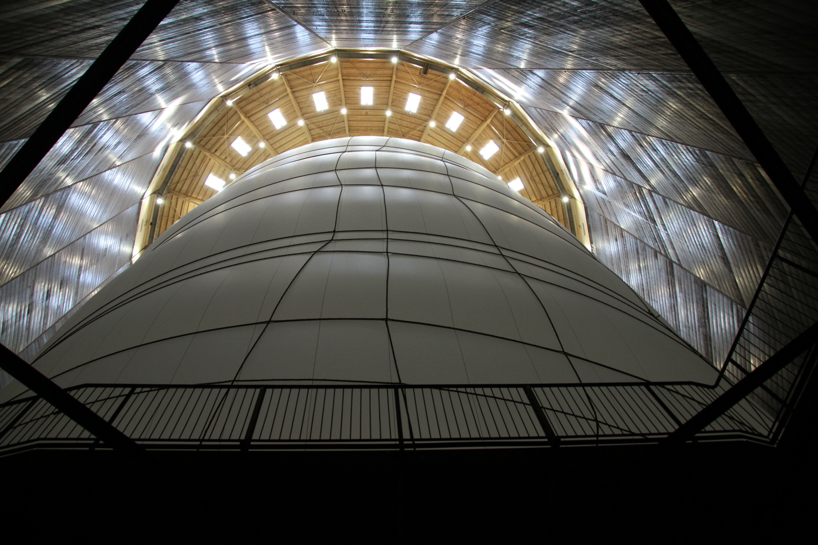 Big Air Package von Christo im Gasometer Oberhausen