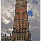 Big Ben .Jetzt schlägt es 5 nach 12 .