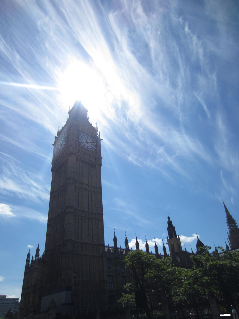 Big Ben mit Wolken und Sonne