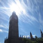 Big Ben mit Wolken und Sonne