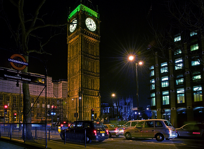 Big Ben steht an einer Kreuzung