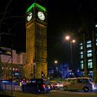 Big Ben steht an einer Kreuzung