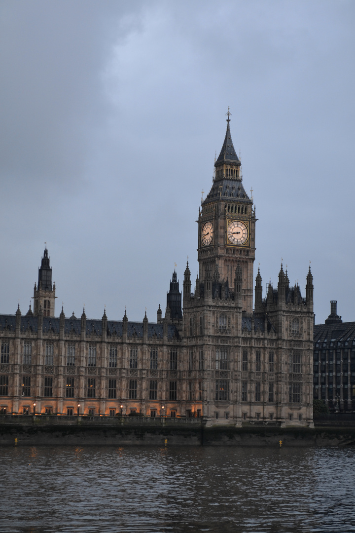 Big Ben und Houses of Parliament am Abend