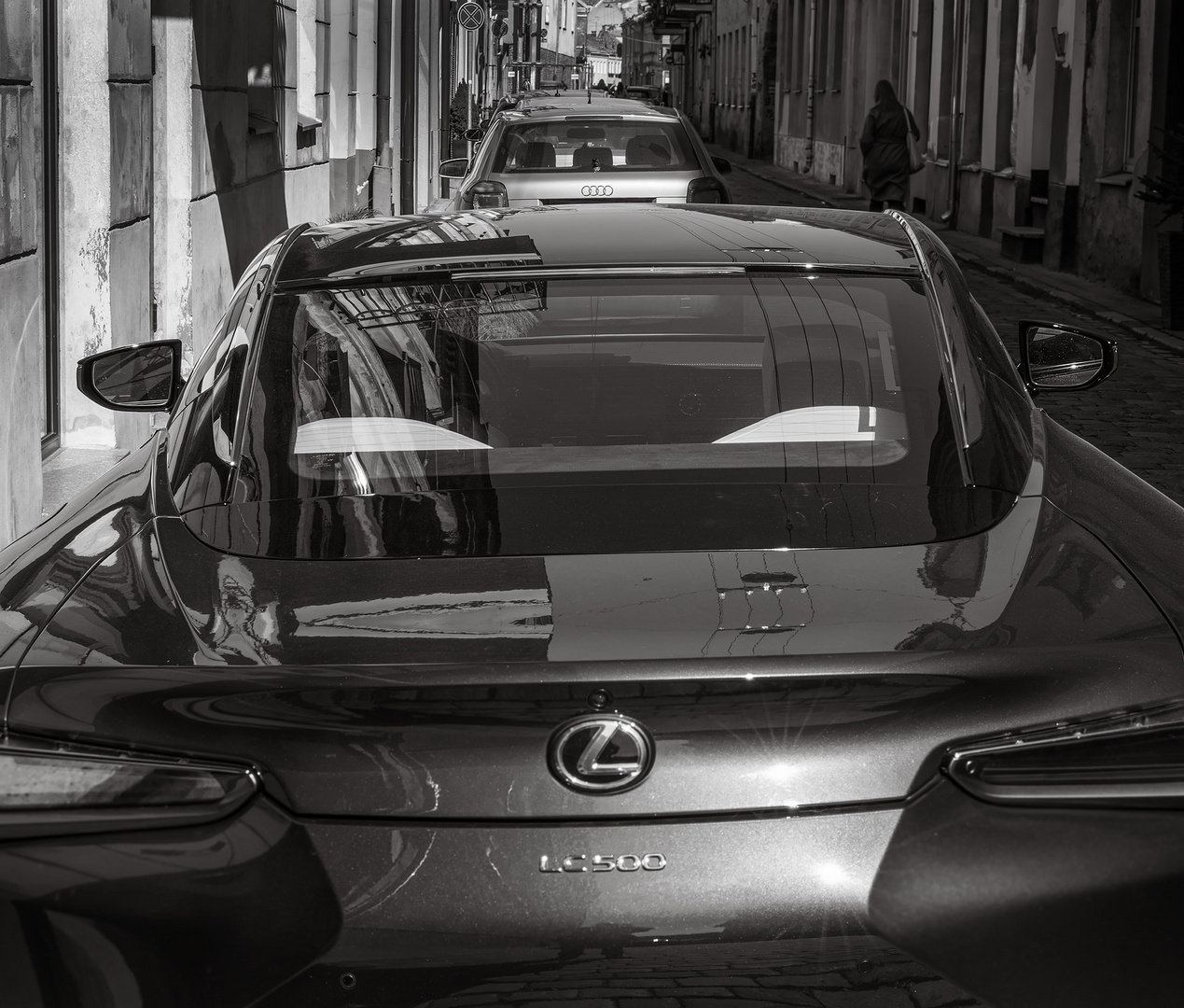 Big Car: Narrow Street