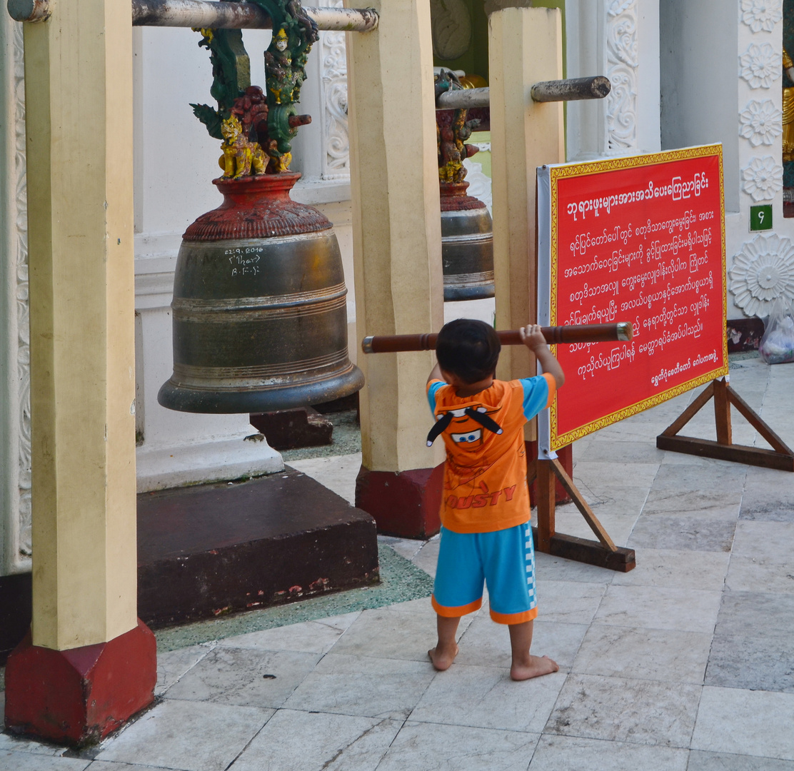 Big Gong. Shwedagon Pagoda