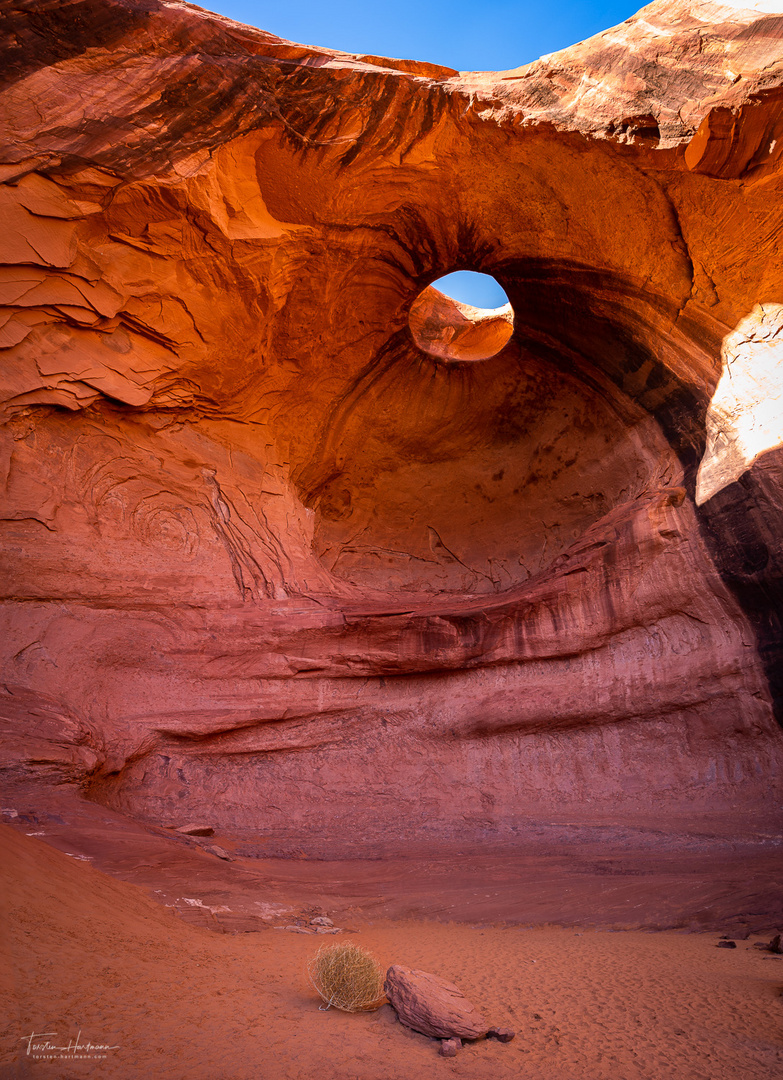 Big Hogan Arch - Monument Valley (USA)