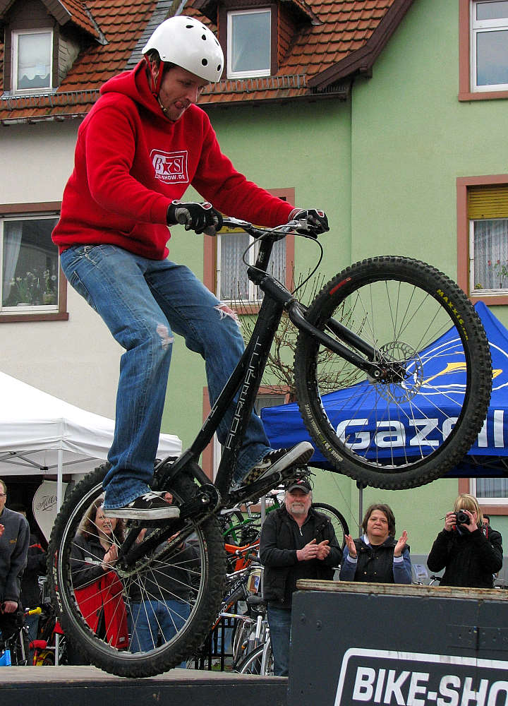 Bike-Show 1/2: Die Zunge hilft mit...