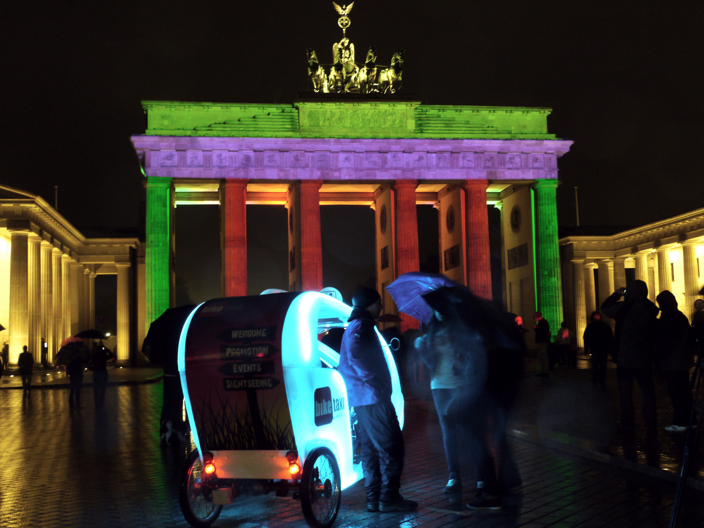 "bike - taxi " vor Brandenburger Tor bei Regen