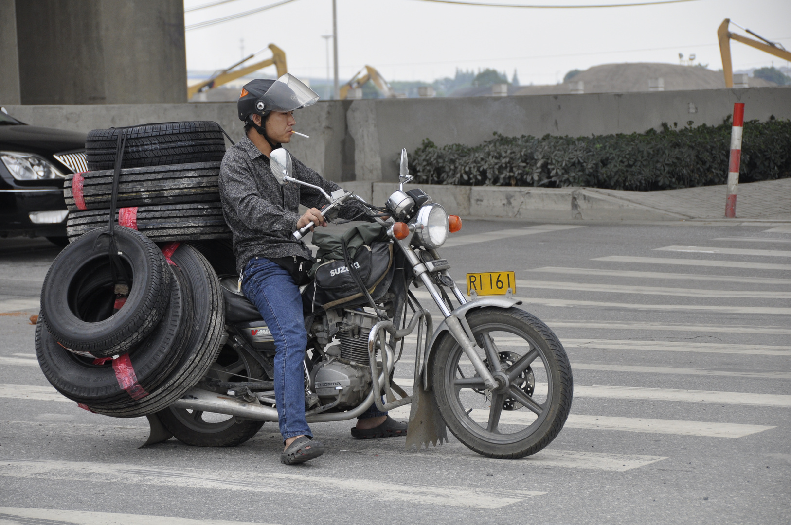 Biker als Reifentransporter