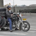 Biker als Reifentransporter