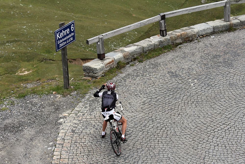 "Biker an der Kehre 6 Edelweissleite, Grossglockner Hochalpenstrasse..."