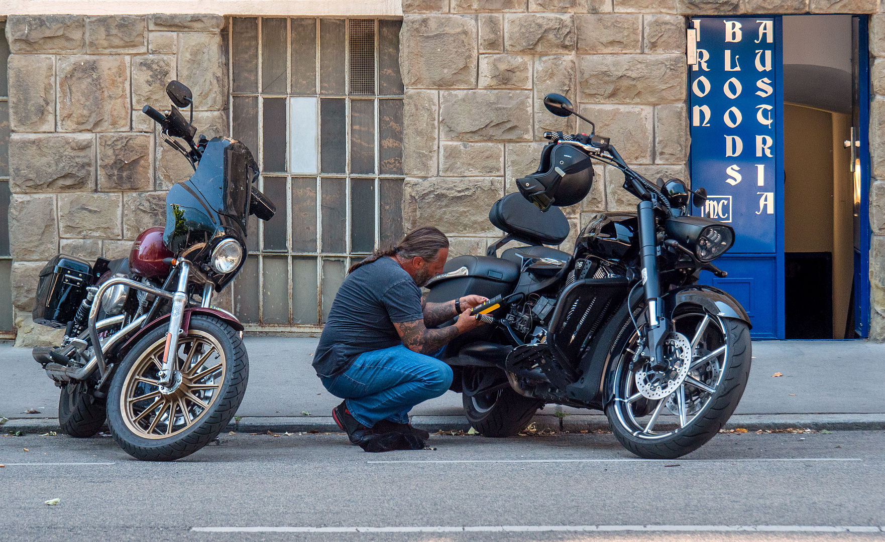 biker beim werkeln an seinem liebling...