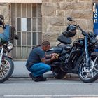 biker beim werkeln an seinem liebling...