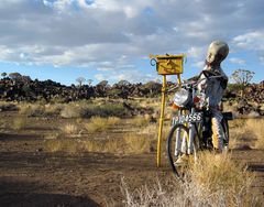 biker in der Trockensteppe