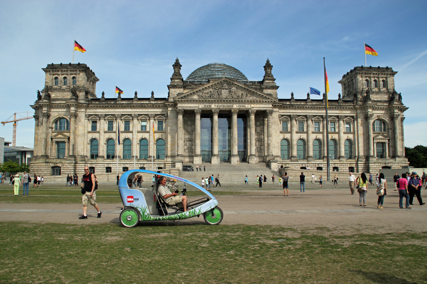 Bikertaxi vor dem Reichstag