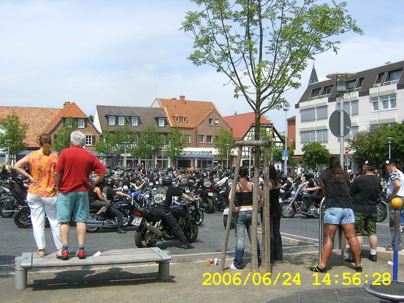 bikertreff aufm Marktplatz (Bild 2 )