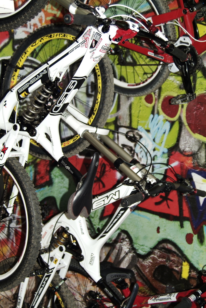 Bikes vor der Grafittiwand