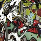 Bikes vor der Grafittiwand