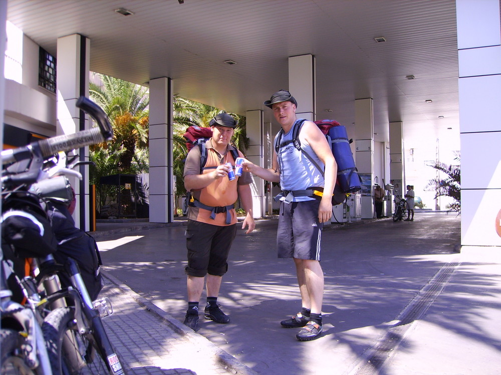 Biktour Mallorca 2006 - letzte Stärkung mit RedBull!