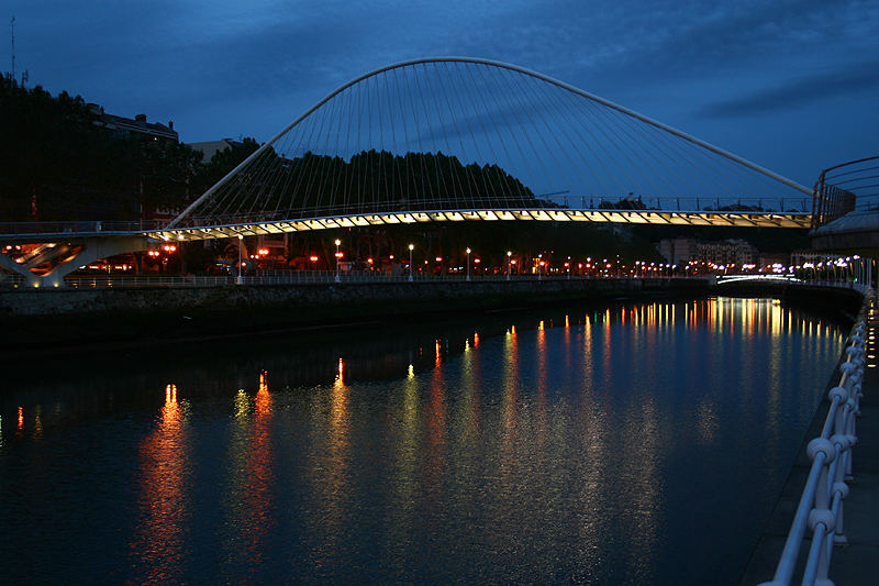 Bilbao bei Nacht