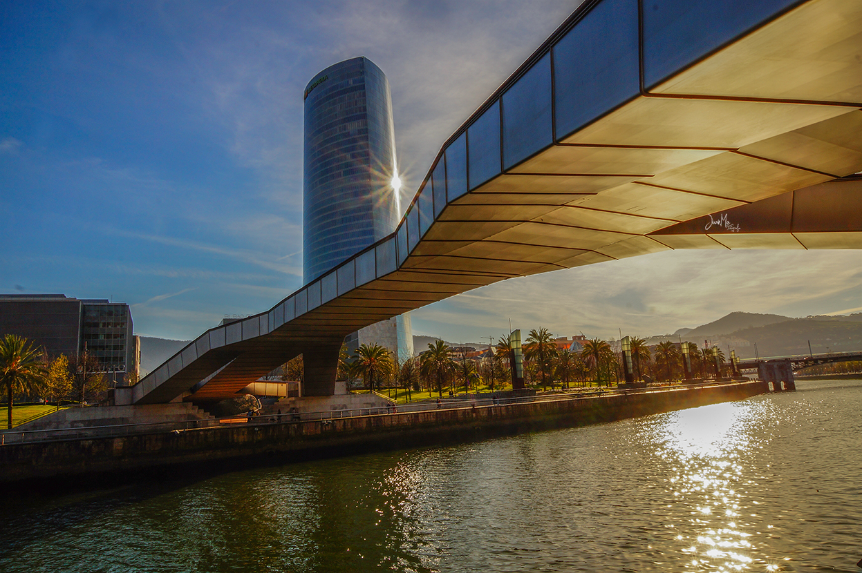 Bilbao: Pasarela Pedro Arrupe & Torre Iberdrola.