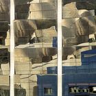 Bilbao, Spiegelung des GuggenheimMuseums im gegenüberliegenden Gebäude