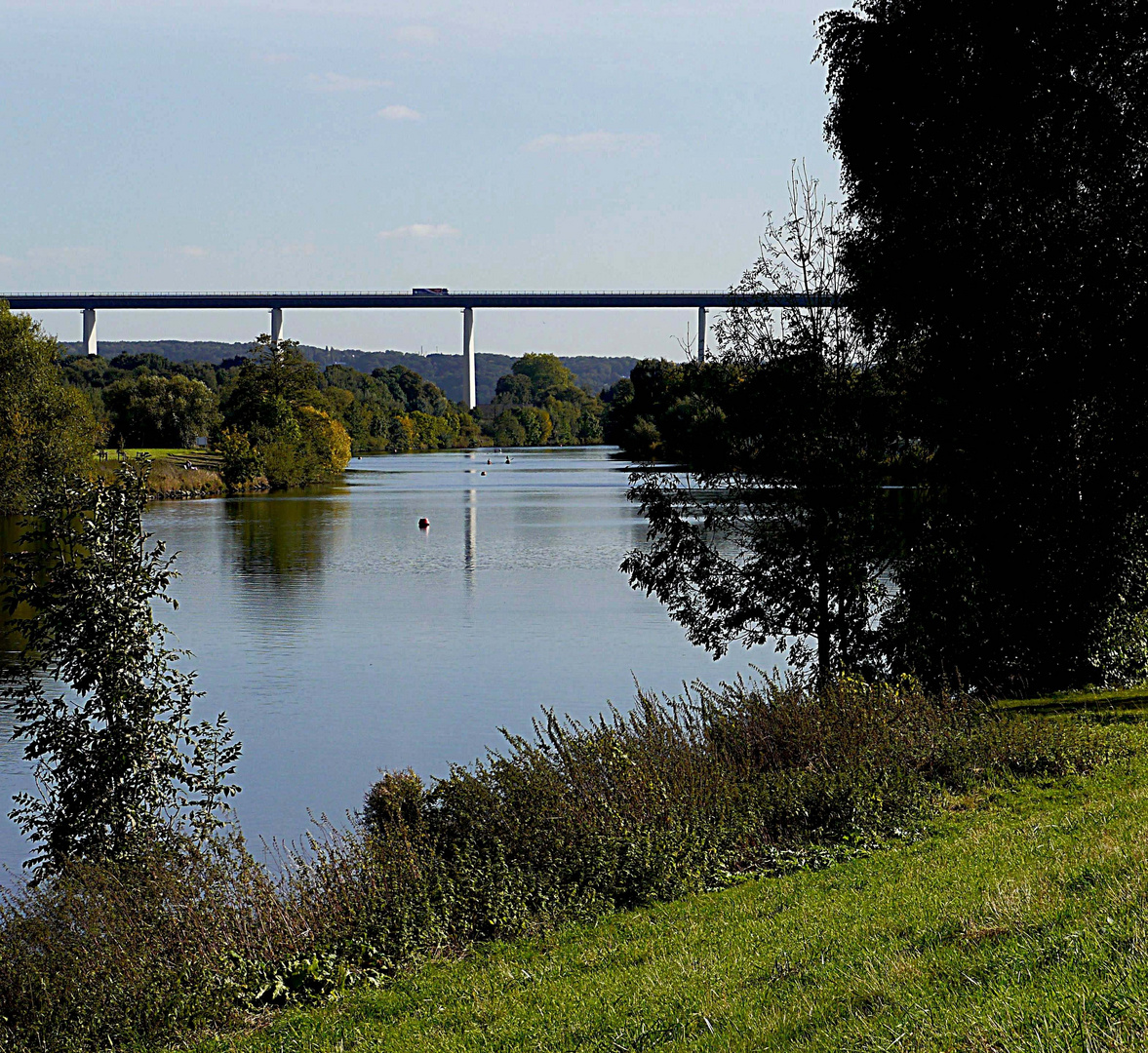 Bild 2: Die Ruhr bei Essen-Kettwig.