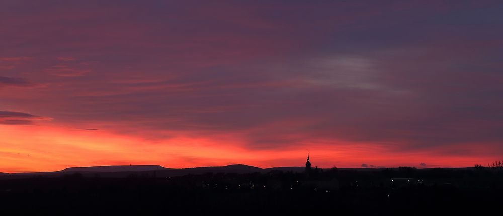 Bild 2 mit dem Himmel über dem Hohen Schnneberg in Böhmen und über Burkhartswalde...