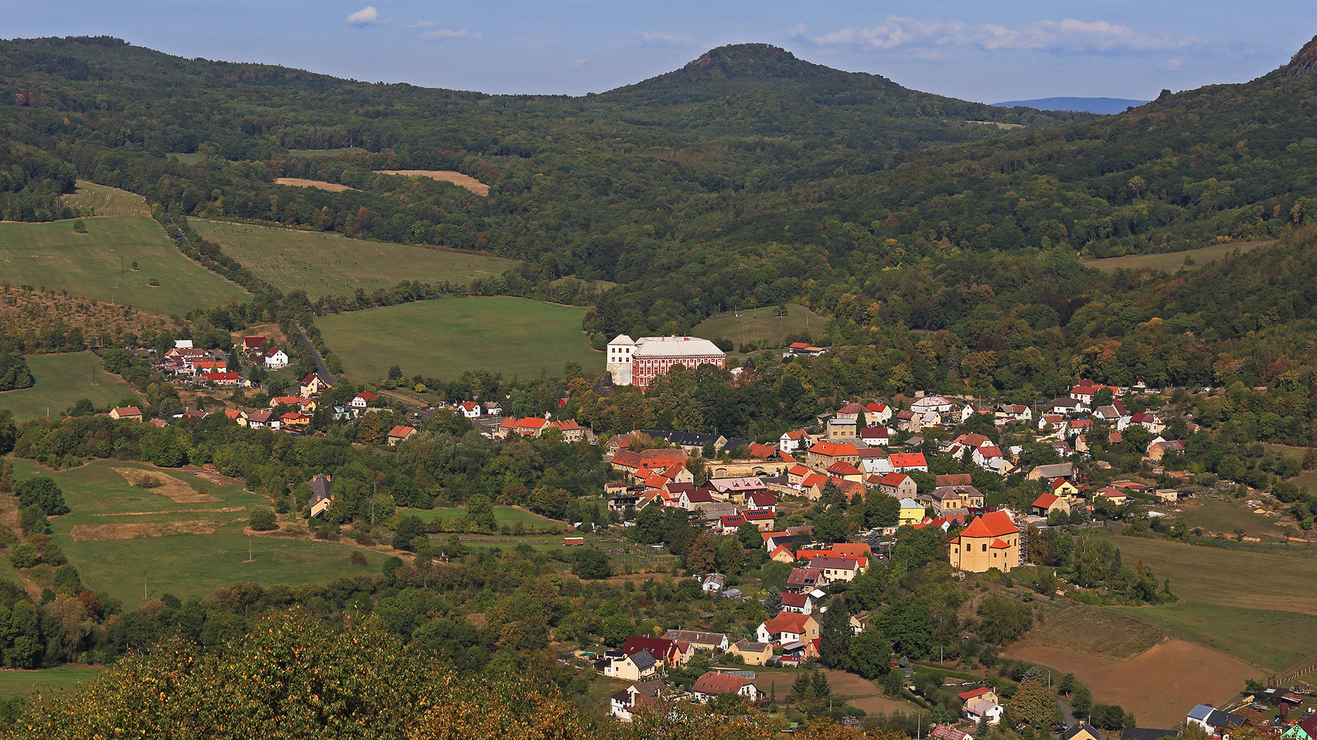 Bild 5 Wanderung Ostry und der erste schöne Blick auf Milesov ... 