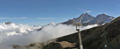 Bild  6 Mischabel bis Alphubel und davor in den Wolken das Berner Oberland