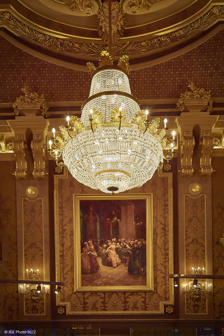 Bild und Kronleuchter im Casino Monte Carlo