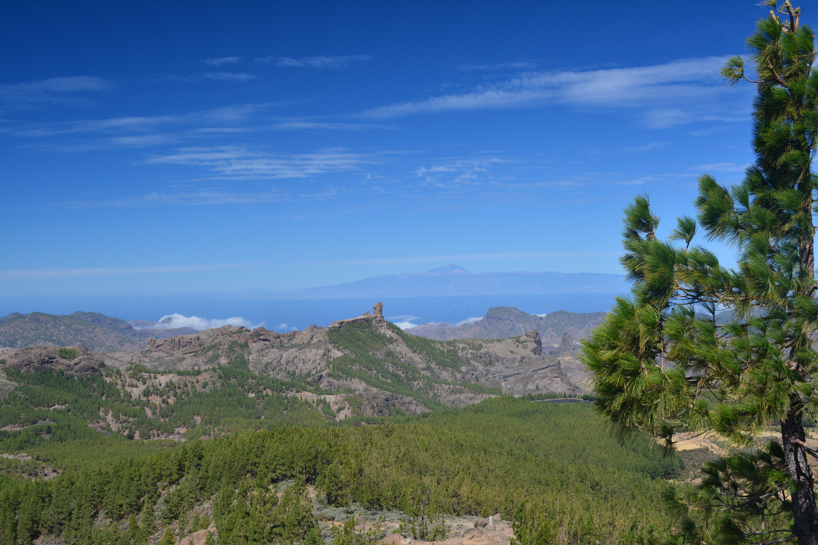 Bild vom Pico de las Nieves über Roque Nublo zum Teide auf Teneriffa