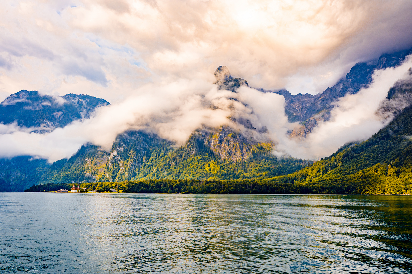 Bild von Wolken, die Berge über dem Königssee umarmen