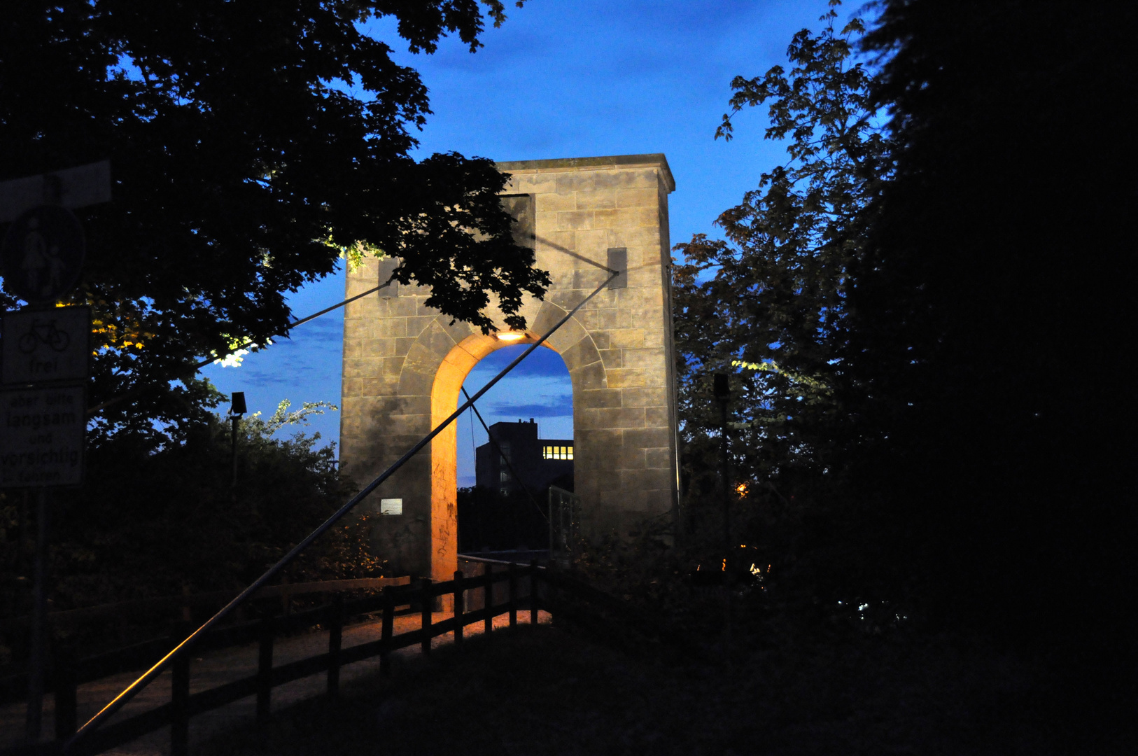 Bilder einer Stadt - Kassel bei Nacht - Drahtbrücke