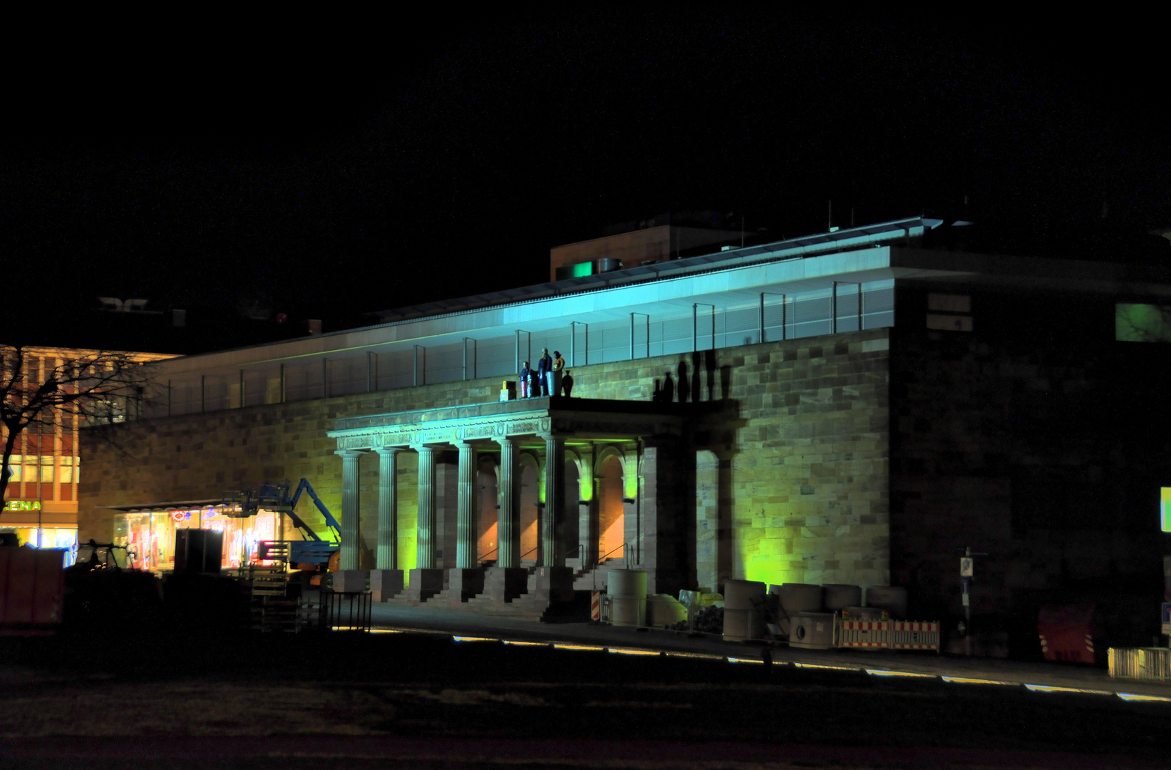 Bilder einer Stadt - Kassel bei Nacht - Seitengebäude eines Modehauses