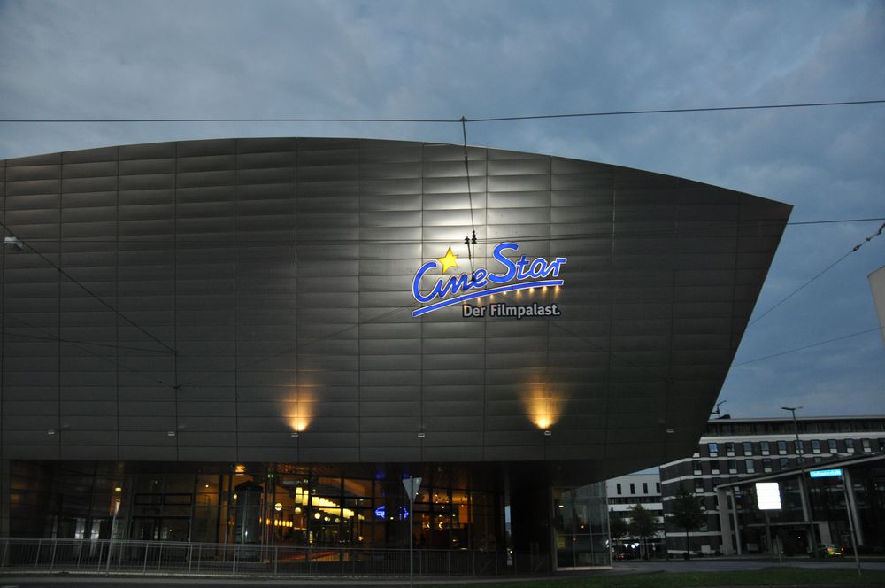 Bilder einer Stadt - Kassel bei Nacht  - Ufo