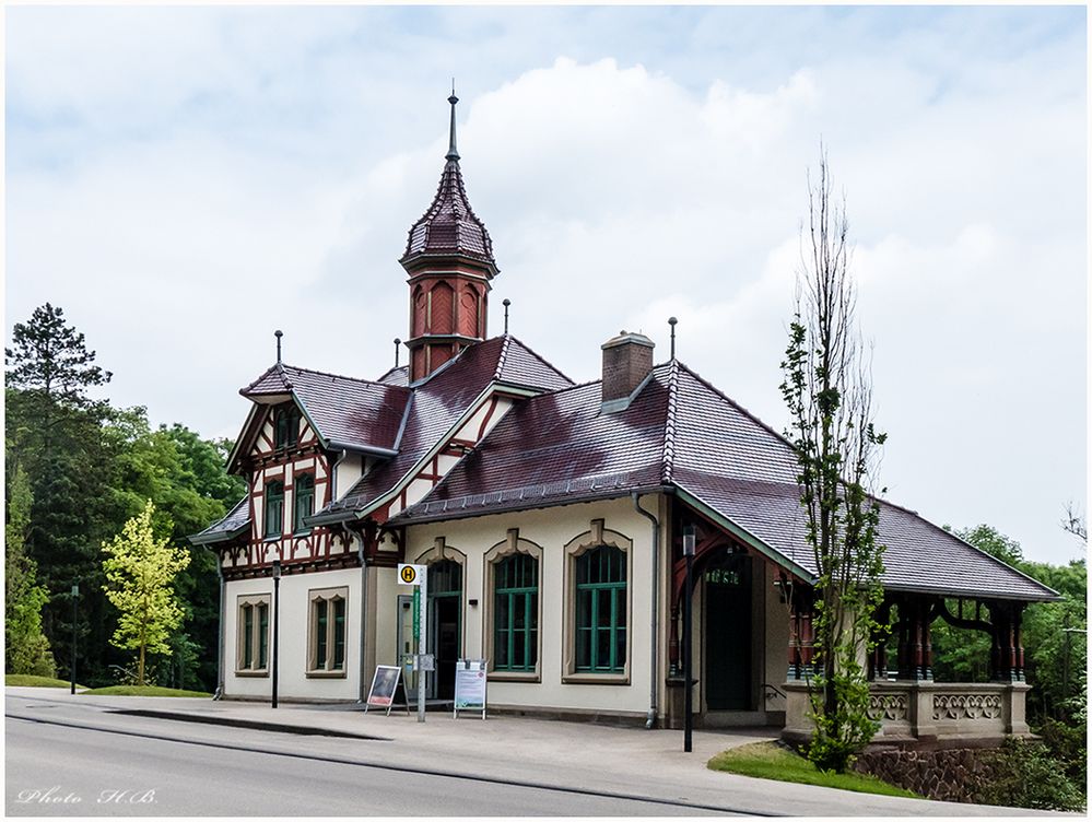 Bilder meiner Stadt  -  Kassel  3       Stationsgebäude  der Linie 1 am Bergpark Wilhelmshöhe 