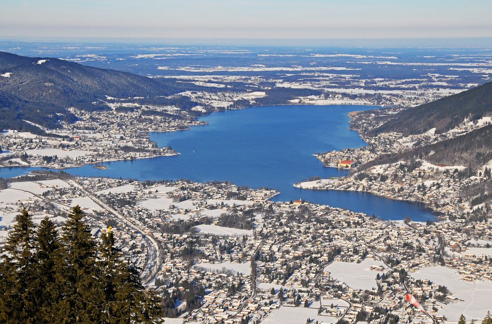 Bilderbuch-Blick vom eiskalten Wallberg am Tegernsee...