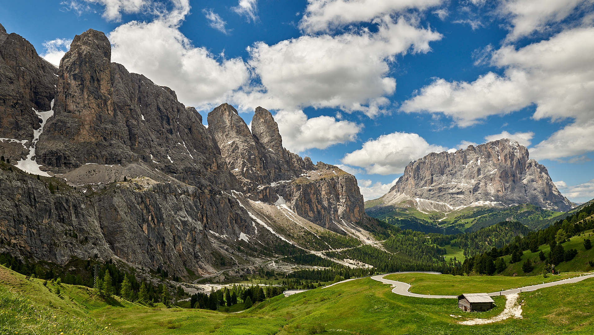 Bilderbuchlandschaft Dolomiten, sie erlebt man am Grödner Joch, links im Bild ein Teil vom...