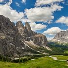 Bilderbuchlandschaft Dolomiten, sie erlebt man am Grödner Joch, links im Bild ein Teil vom...