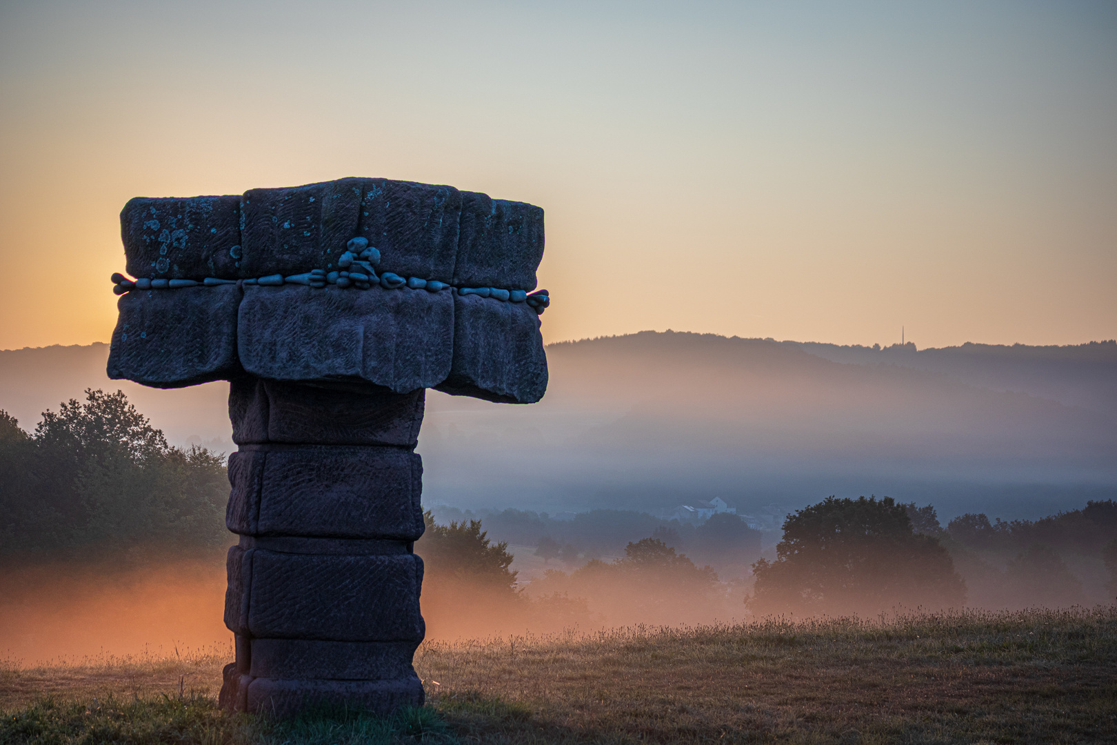 Bildhauerkunst im Nebel