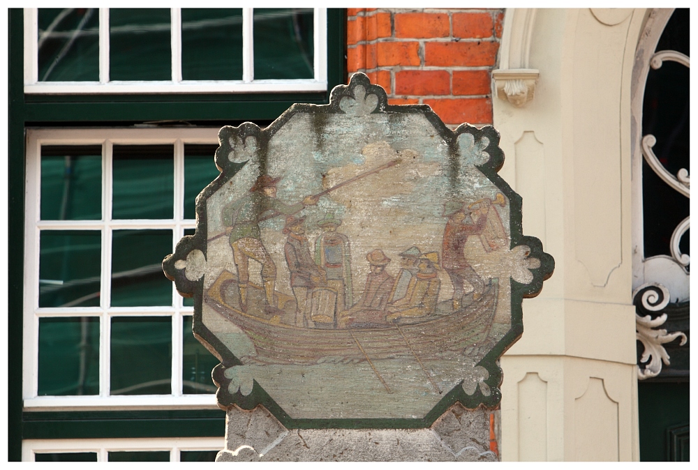 Bildtafel Links am Haus der Schiffergesellschaft