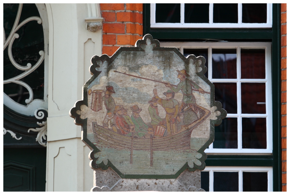 Bildtafel Rechts am Haus der Schiffergesellschaft