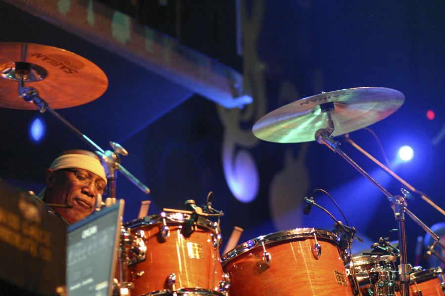 Billy Cobham in seinem Element !