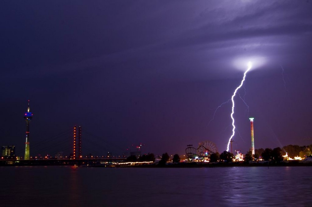 Biltz über der Rheinkirmes