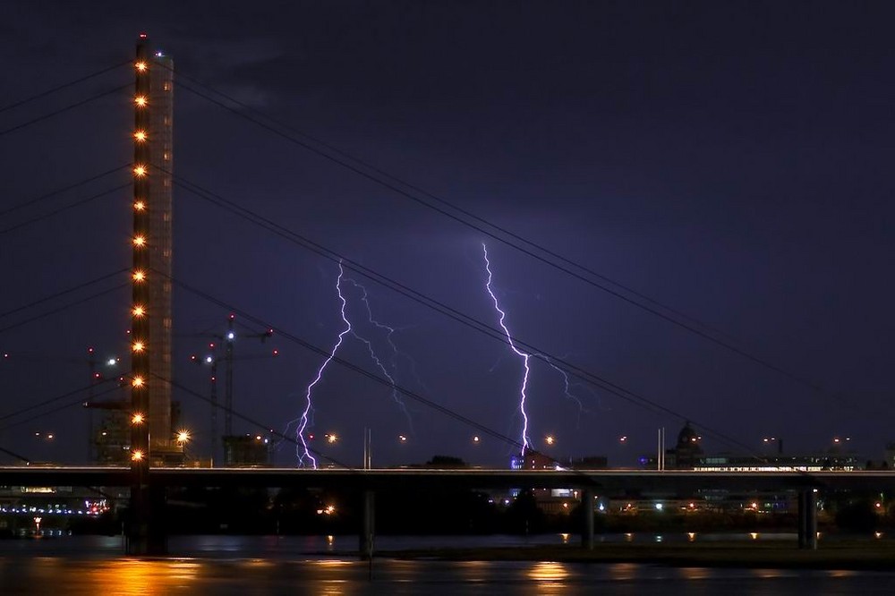 Biltze über der Kniebrücke Düsseldorf