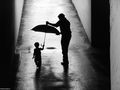 bimba con ombrello e papà di Paolo Luxardo 