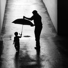 bimba con ombrello e papà