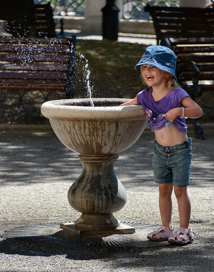 bimba si diverte con la fontanella